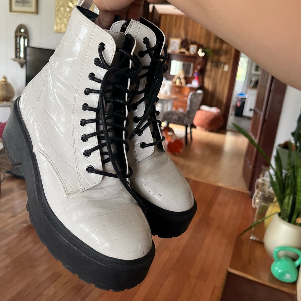 WHITE PLATFORM COMBAT BOOTS